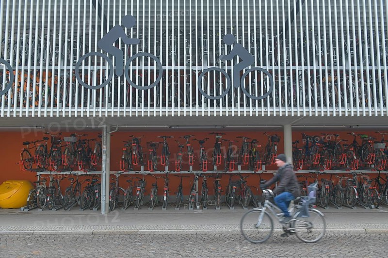 Parking garage for bicycles