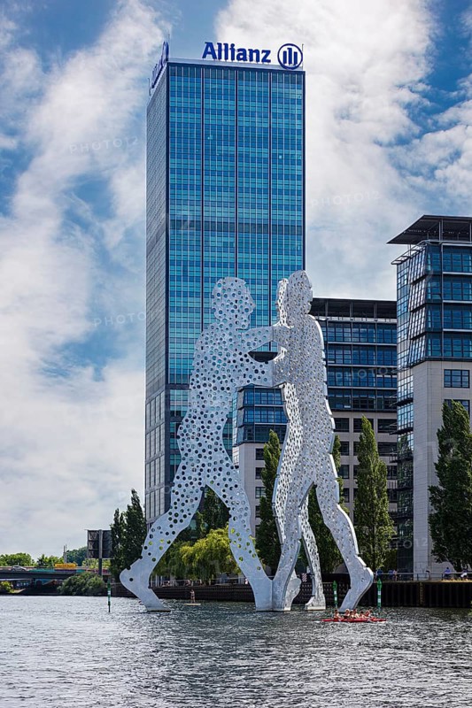 The Molecule Man statue at the Treptowers