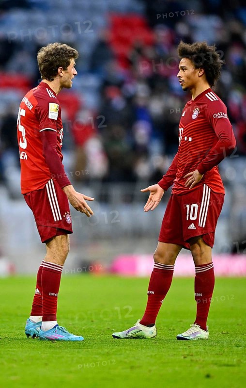 Leroy Sane talks to Thomas Mueller FC Bayern Munich FCB disappointed