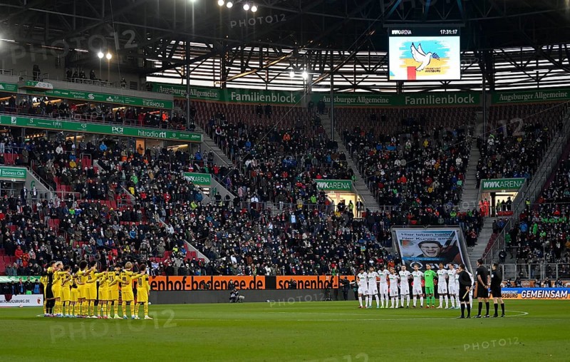 Minute of silence and peace dove on scoreboard as protest action against Russaland