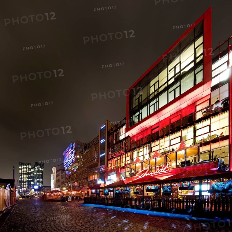 Spielbudenplatz at night with the Schmidt Theatre and the Dancing Towers in the background