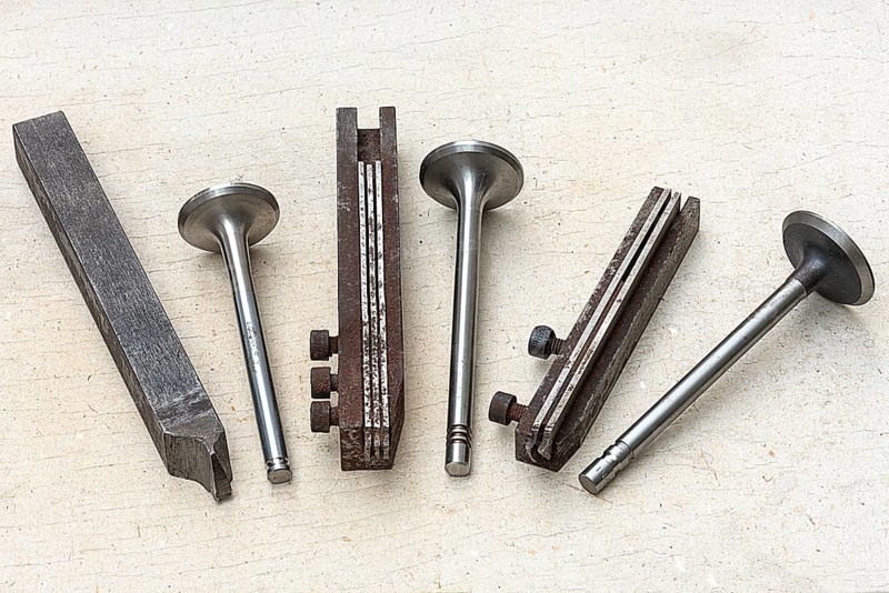 Grooving devices for valves of a former valve factory