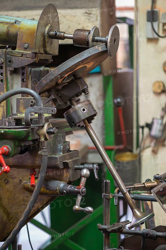 Welding machine for valves