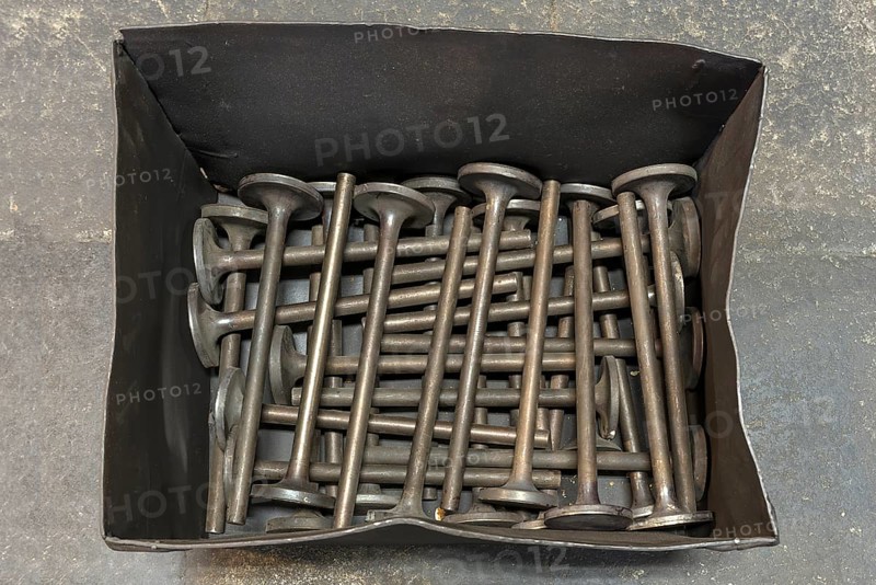Sheet metal box for annealing small valves in the annealing furnace