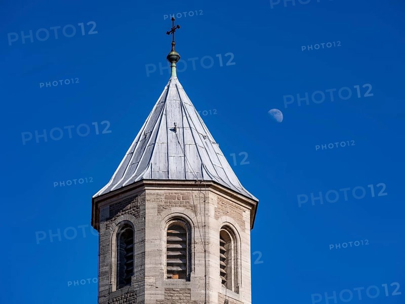 The moon shines above the tower of Dankwarderode Castle