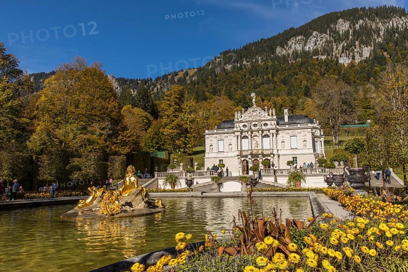 Fountain at Linderhof Castle with autumn colours