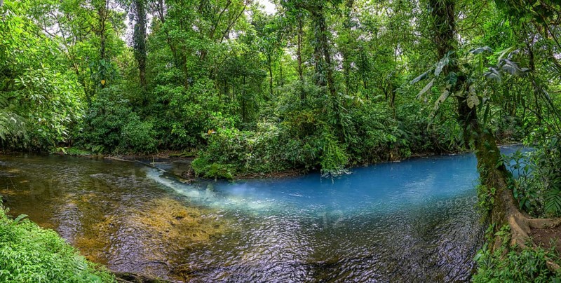 Spring with sulphur and calcium carbonate that causes the blue turquoise water of the Rio Celeste