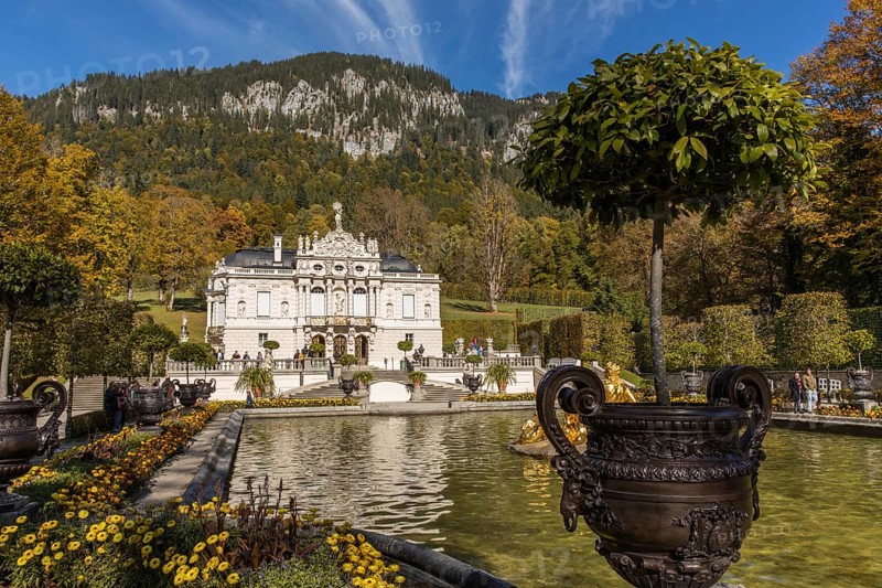 Fountain at Linderhof Castle with autumn colours