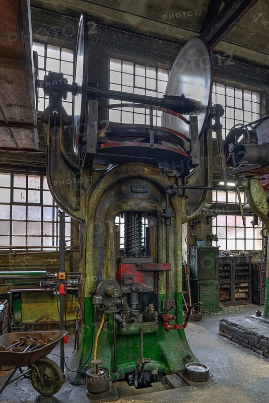 Screw press in the drop forge in a former valve factory