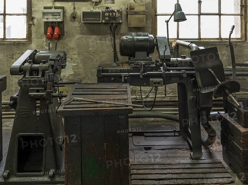 Cutting-off machine in a former valve factory