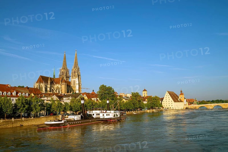 Museum ship Ruthof on the Mac-Aurel bank in front of the cathedral