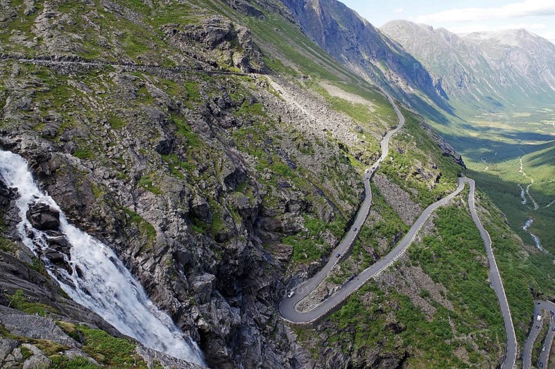 Mountain pass in Zig-Zag barren mountains