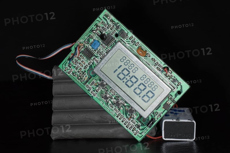 Plastic explosive with timer and display