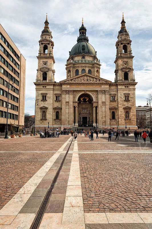 Visitors in front of the cathedral at St. Stephen's Square