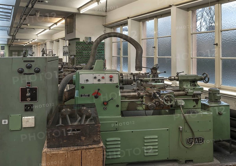Lathe with extraction system in a former valve factory
