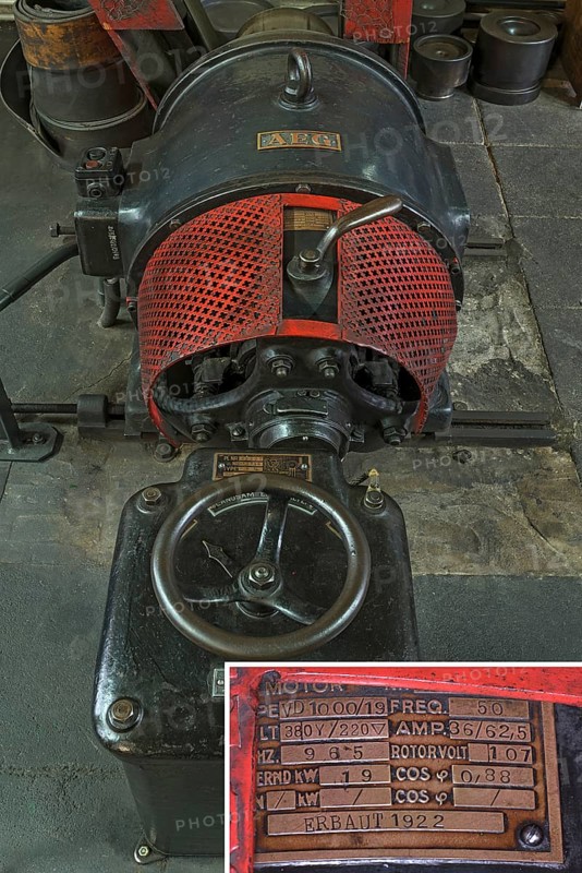 Drive motor from 1922 for presses in a former valve factory