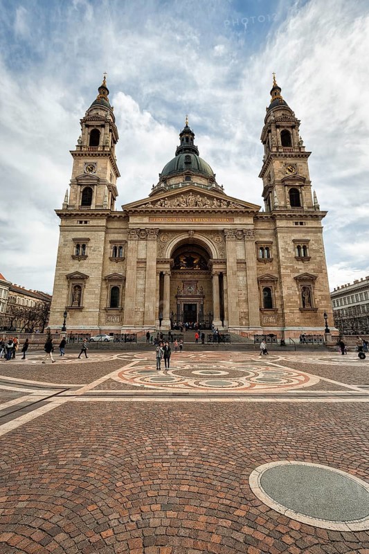 Visitors in front of the cathedral at St. Stephen's Square