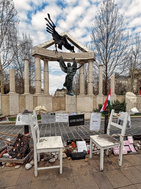 Two empty chairs as a symbol for lack of dialogue