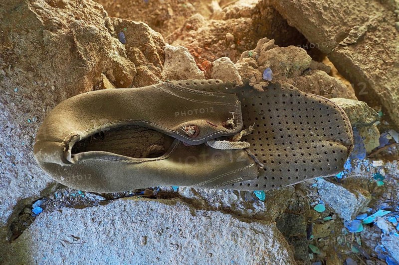 Men's suede low shoe on the ground with esparto grass strap