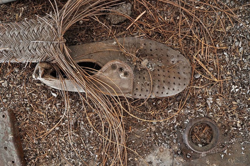 Men's suede low shoe on the ground with esparto grass strap