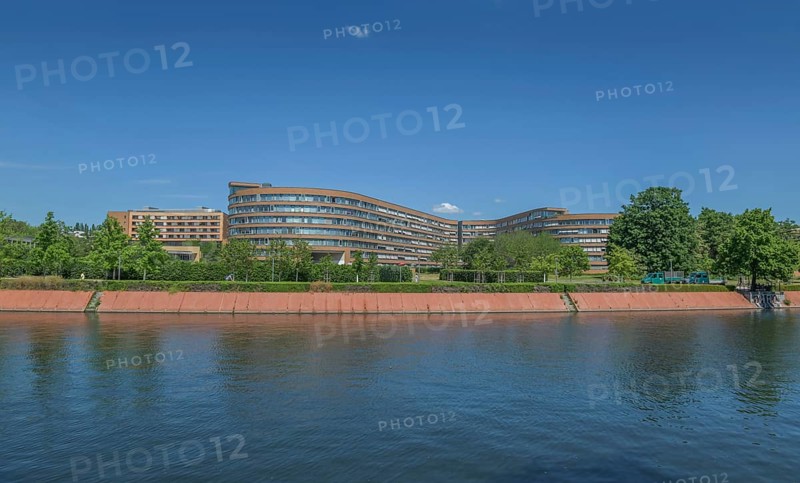 Civil servant queue Moabiter Werder