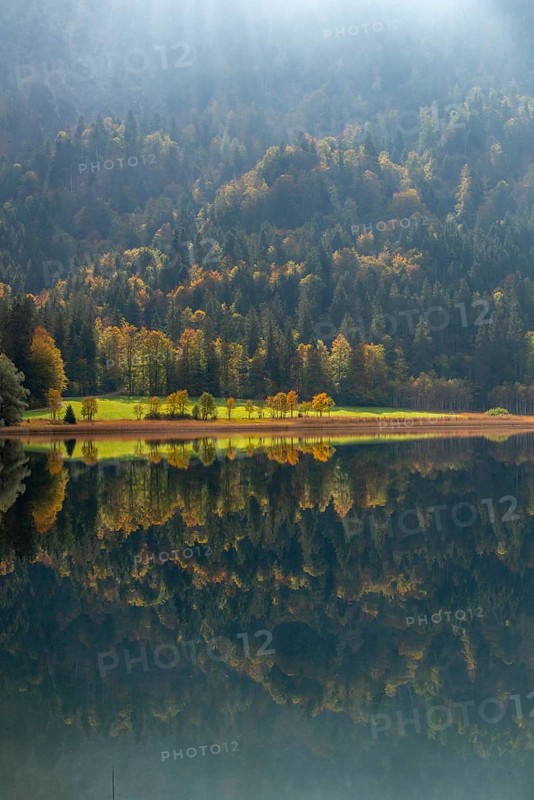Autumn atmosphere at the Weitsee