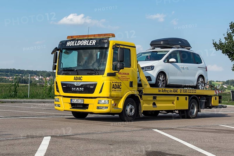 ADAC breakdown service transports defective car from motorway service area