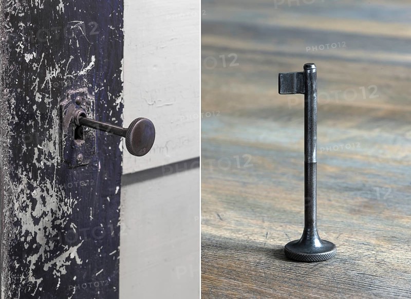 Valve shaped as a door key
