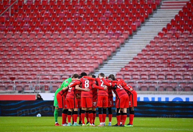Teambuilding circle of the team in front of the start of the match
