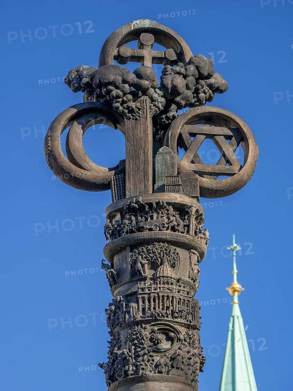 '2000 Years of Christianity' is the title of the bronze monumental column by the artist Juergen Weber on Braunschweig's Ruhfaeutchenplatz. The development of Christianity over the last 2000 years is depicted in several scenes. In the head of the column are the symbols of the three world religions Christianity