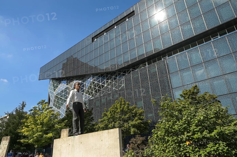 Sculpture Balanceakt by Stephan Balkenhol New building Springer-Verlag