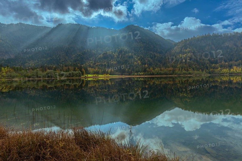 Autumn atmosphere at the Weitsee