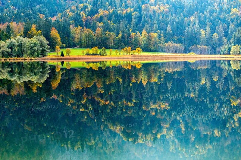 Autumn atmosphere at the Weitsee
