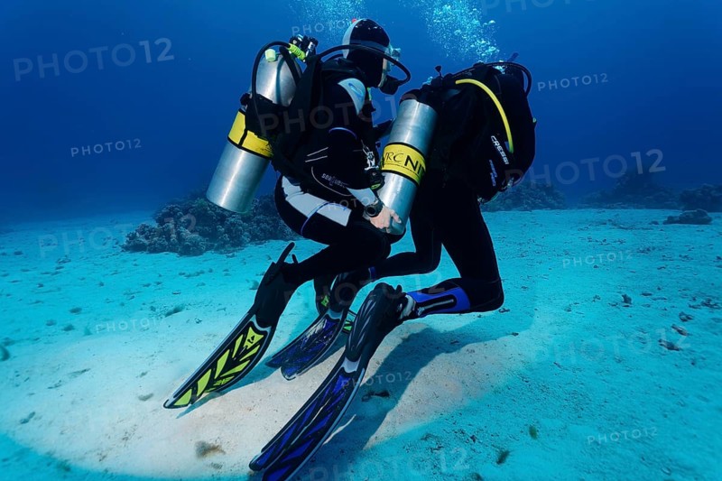 Diver helps other diver