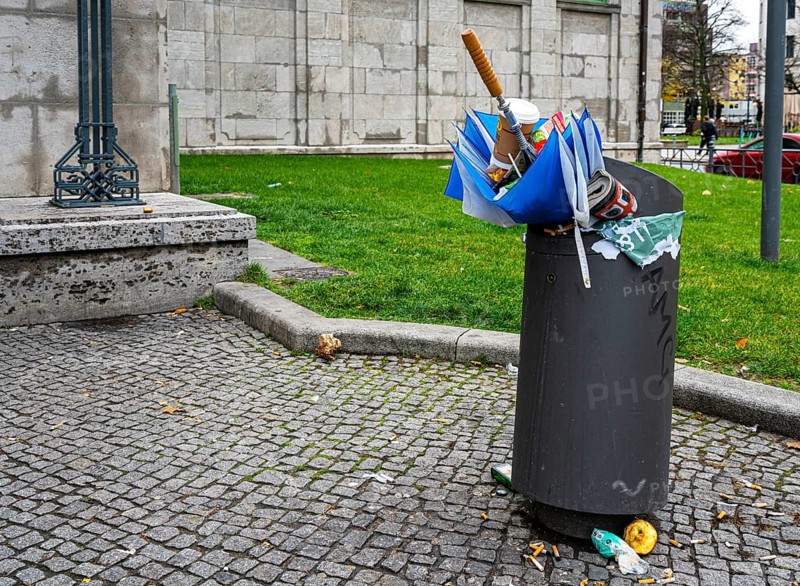 Overfilled rubbish bin in front of the entrance to Wittenbergplatz station