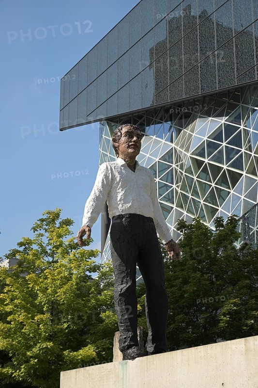 Sculpture Balanceakt by Stephan Balkenhol New building Springer-Verlag
