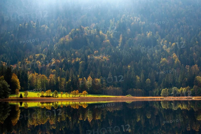 Autumn atmosphere at the Weitsee