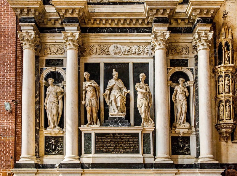 Funerary monument to Leonardo Loredan by Girolamo Campagna and Danese Cattaneo