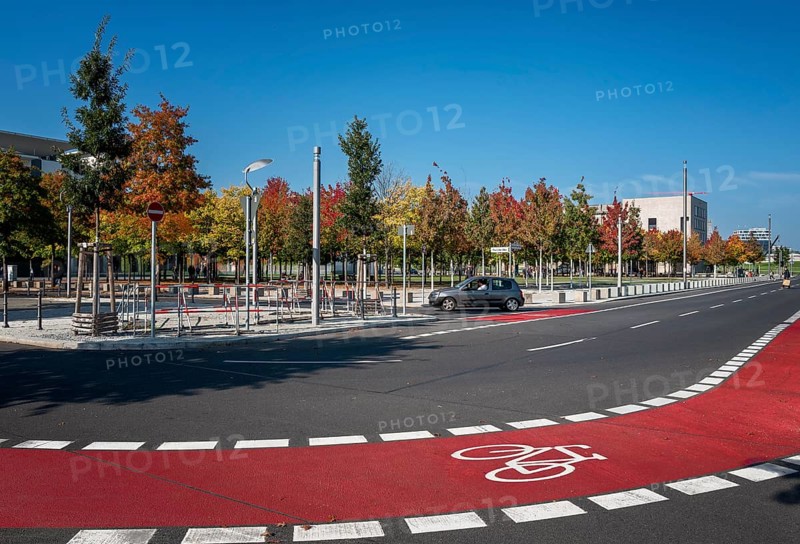 Cycle path on Annemarie-Renner-Strasse at the Federal Chancellery
