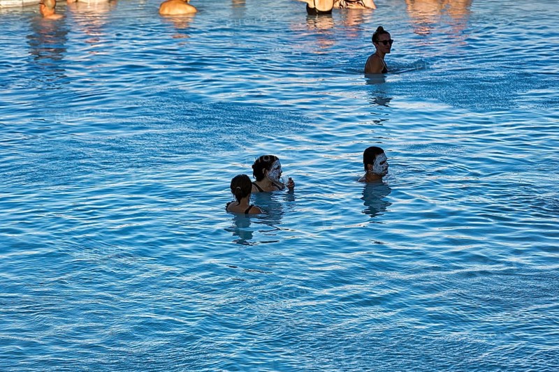 Tourists in thermal bath