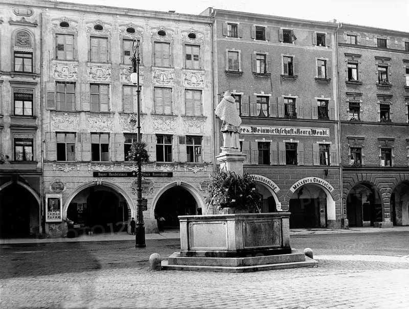 Max-Josephs-Platz with Nepomuk fountain