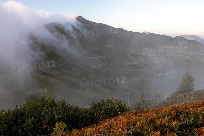 Fog in the high valley on an autumn evening at Potlakopf