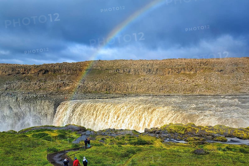 Hikers on the way to Dettifoss