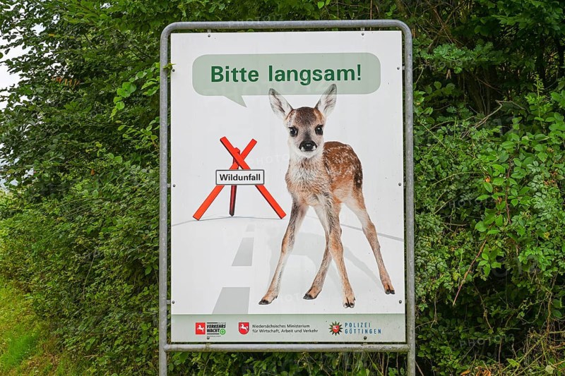 Warning sign game crossing