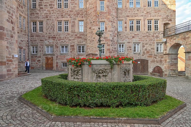 Frau Holle Fountain