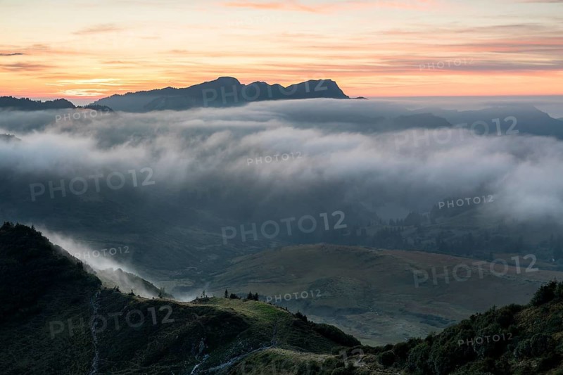Fog in the high valley on an autumn evening at Potlakopf