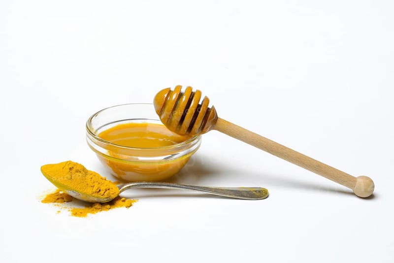 Bee honey with turmeric and turmeric powder