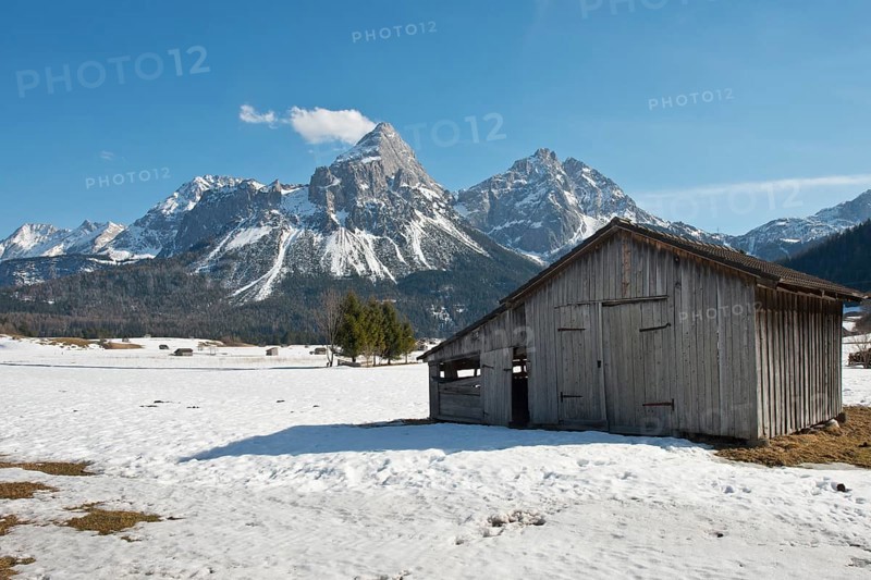 Hut in front of the Wetterstein Mountains with the Schneefernerkopf
