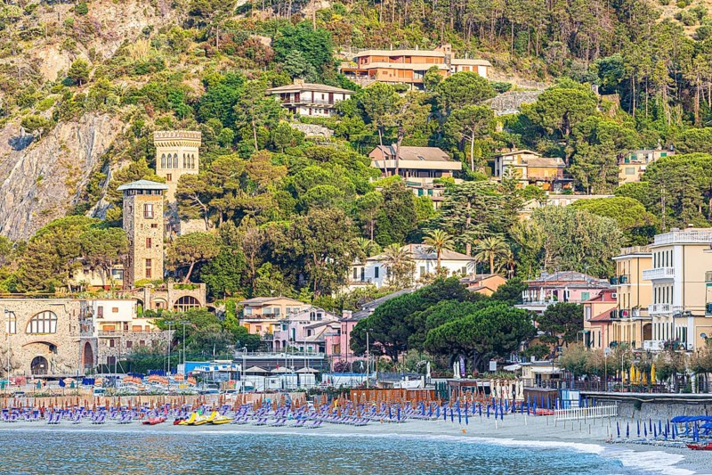 Sun loungers and parasols on the beach di Fegina
