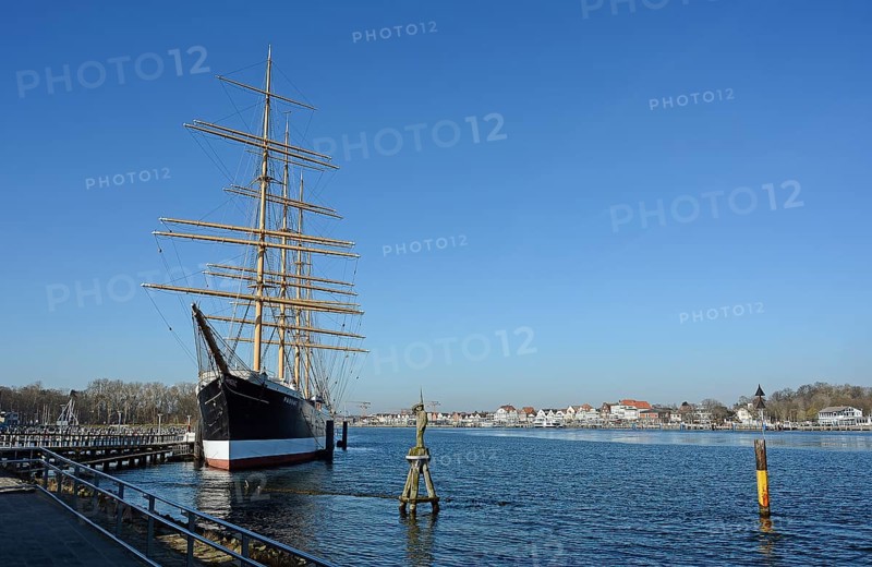 Museum ship Passat with statue of Fiete